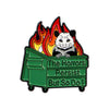 Broche émail représentant un visage de tigre féroce avec des flammes, avec le texte : Les horreurs persistent mais moi aussi.