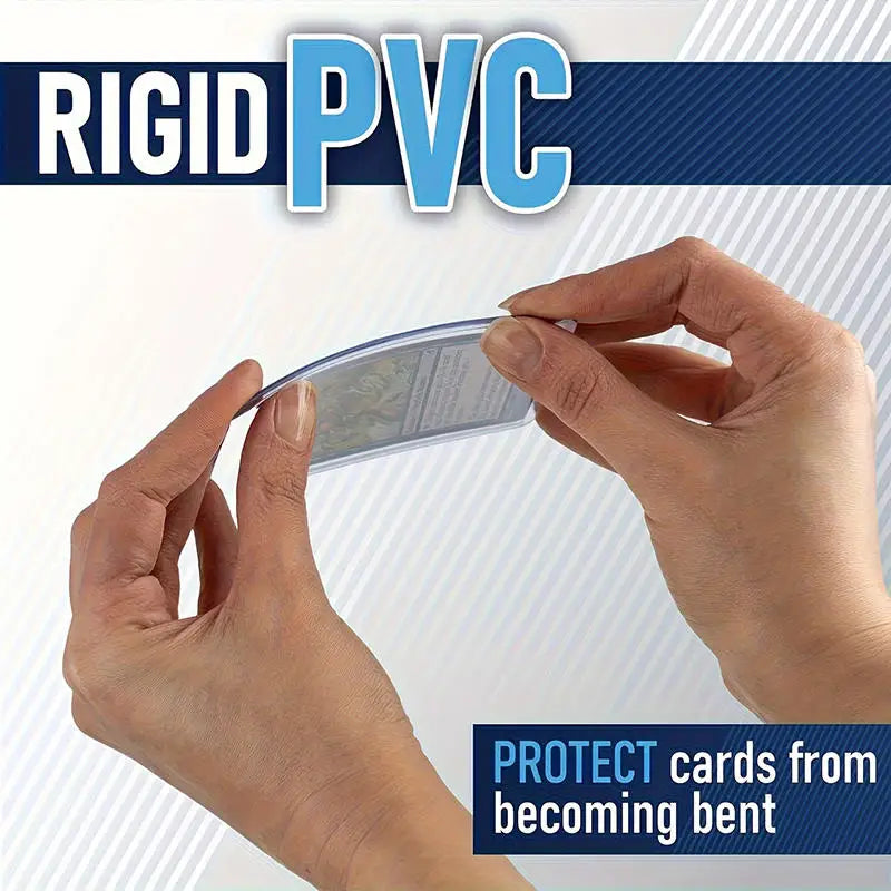 Manos protegiendo una tarjeta de doblarse con material de PVC rígido.