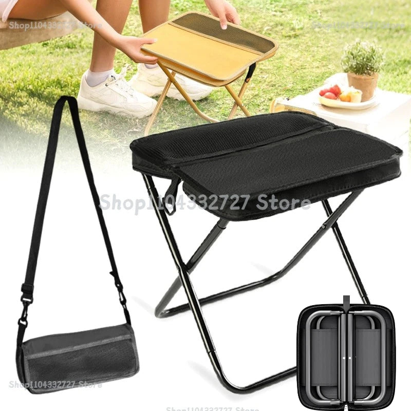 Taburete plegable portátil negro con correa de transporte y caja de almacenamiento separada.