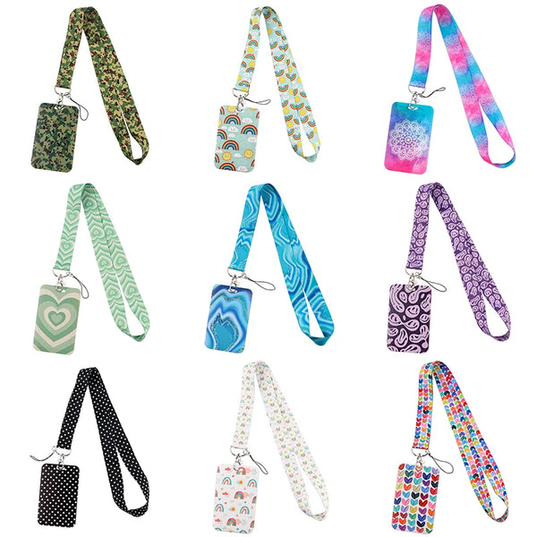 Collection de porte-clés colorés à motifs pour badges et accessoires.
