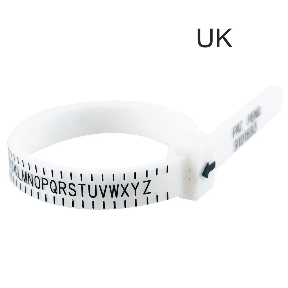 Weißes Präzisionsmessband und Ringmaßwerkzeug mit Buchstaben- und UK-Kennzeichnung.