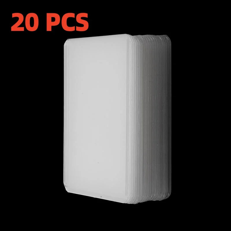 Una pila de 20 fundas de cartón blancas para cartas coleccionables.