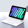 Un iPad Mini blanco con funda de teclado mágico retroiluminada y diseño ondulado colorido.