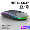 Schwarze Gaming-Maus mit RGB-Lichtleiste, gezeigt auf weißem Hintergrund.