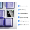 Nahaufnahme einer weißen mechanischen Tastatur mit verschiedenen Funktionstasten und einem digitalen Display.