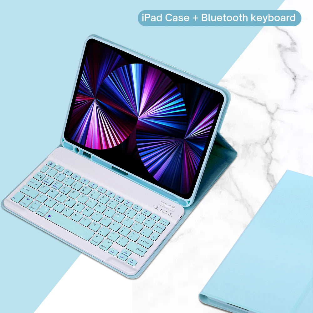 Coque iPad bleu clair avec clavier et souris Bluetooth détachables sur une surface en marbre blanc.