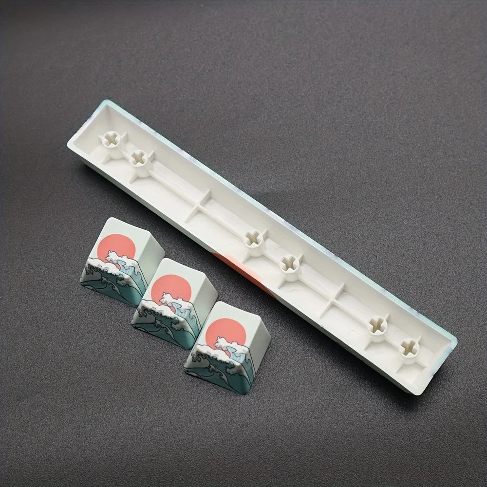 Weißes Kunststoff-Tastenkappen-Set mit Escape- und Leertaste-Tastenkappen in rot-weißem Design.
