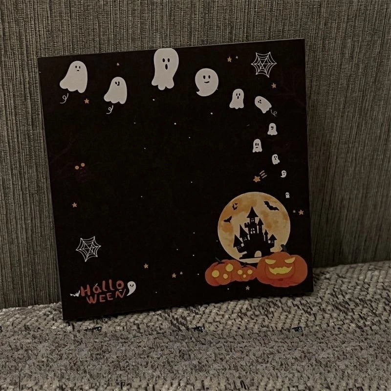 Schwarze Karte mit Halloween-Doodles wie Geistern, Spinnen und einer Kürbis mit dem Text Hallo Week