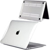 Una MacBook Pro blanca con una funda protectora negra al lado.