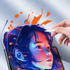 Una mano aplica un protector de pantalla de película mate a un iPad, mostrando los colores vibrantes de la película en el dis