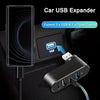 موسع USB أسود للسيارة يعرض منافذ USB و Type-C متعددة متصلة بهاتف ذكي.