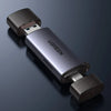 Lector de tarjeta USB-C plateado con tapa magnética, visto en perfil.