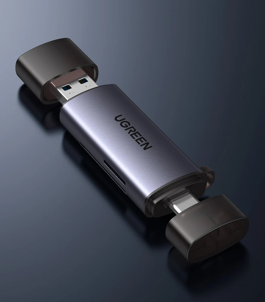 Lector de tarjeta USB-C plateado con tapa magnética, visto en perfil.