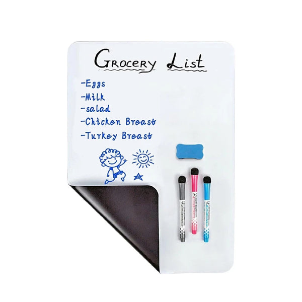 Weiße magnetische Whiteboard mit Einkaufsliste für Eier, Milch, Salat, Hähnchenbrust