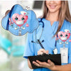 Eine Frau in blauer OP-Kleidung hält eine schwarze Mappe, während ein schwebendes rosa herzförmiges Pflegepersonal-Badge sich