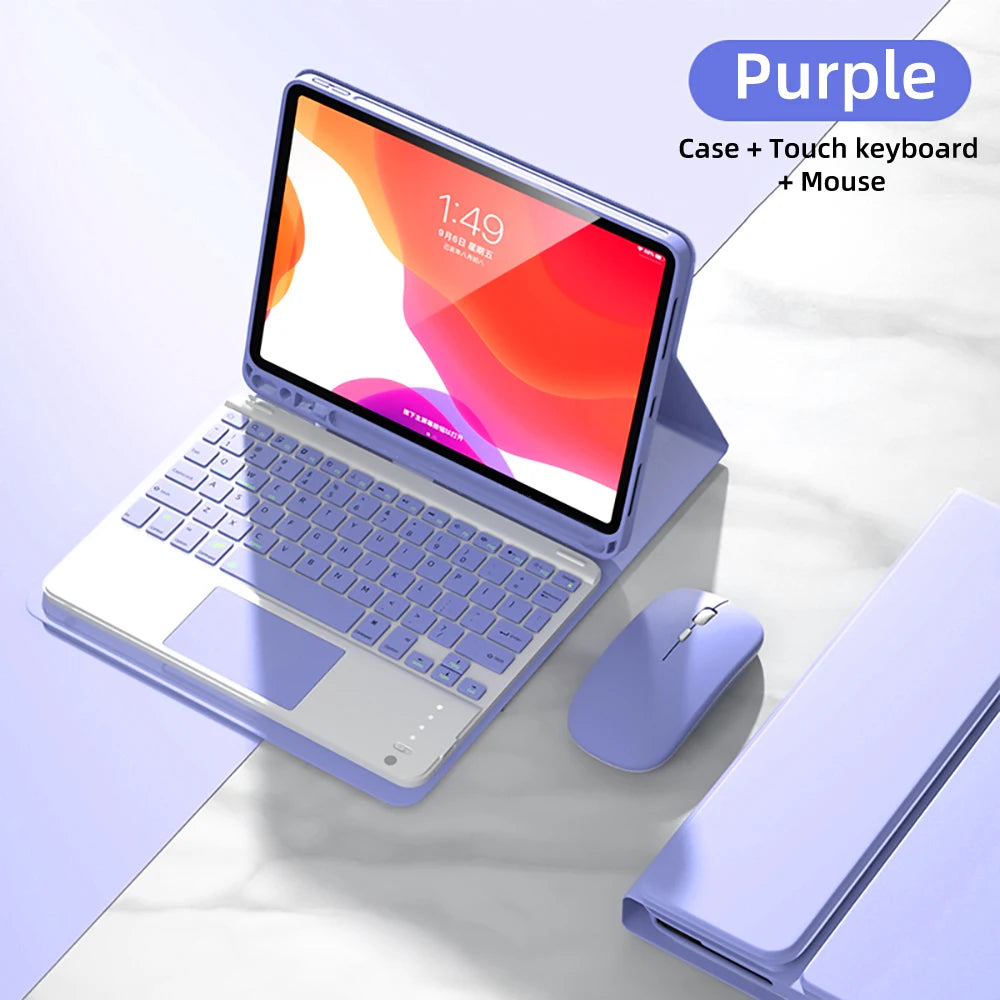 iPad violet avec clavier et souris détachables sur une surface de marbre blanc.