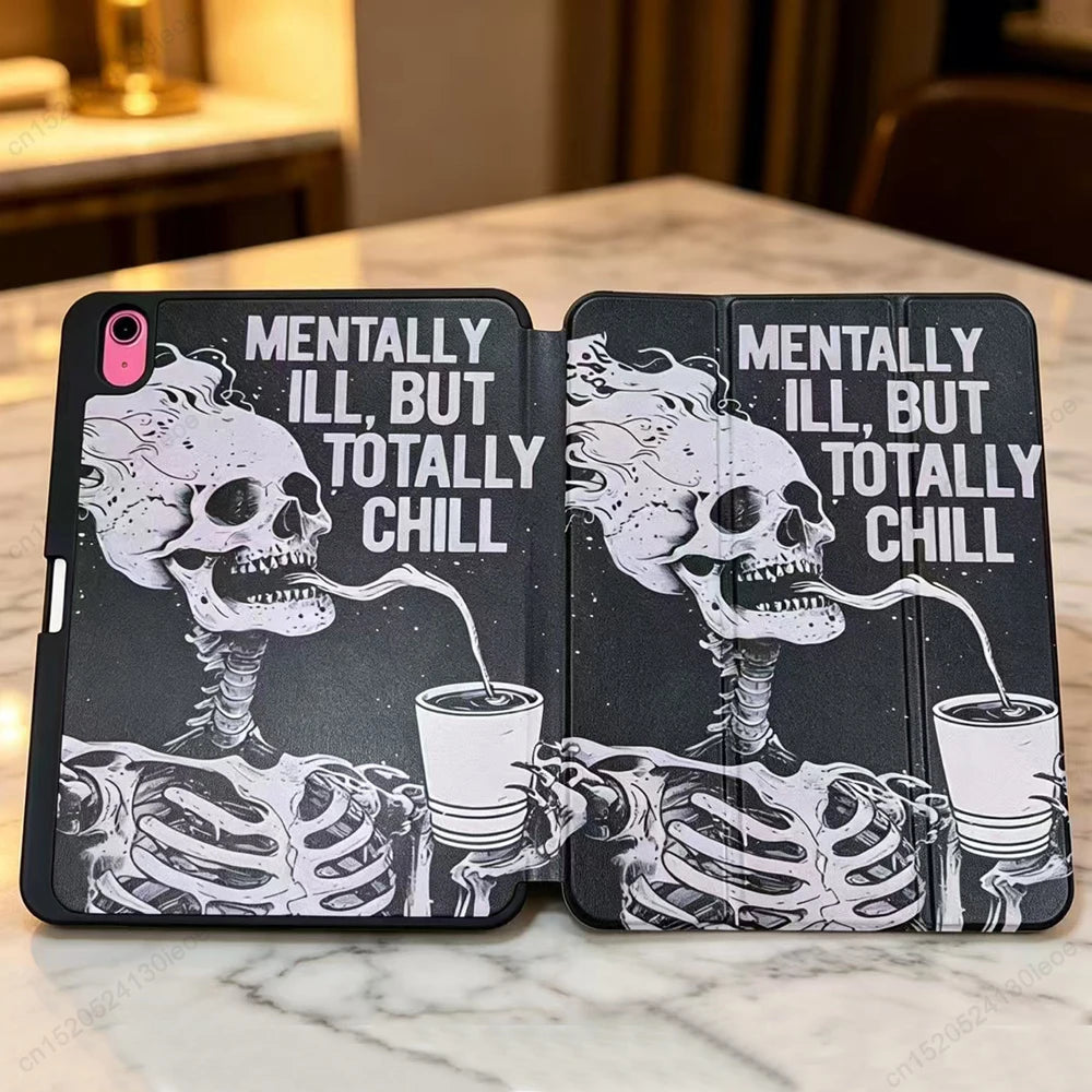 Schwarzer Silikon-Schutzhülle für ein Apple iPad mit Totenhelm-Design und dem Text Mentally Ill But Totally Chill.