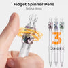 Eine Hand hält einen klaren Fidget-Spinner-Stift mit orangefarbenem Ring, der das Premium Fidget Spinner Gelstift-Set demonst