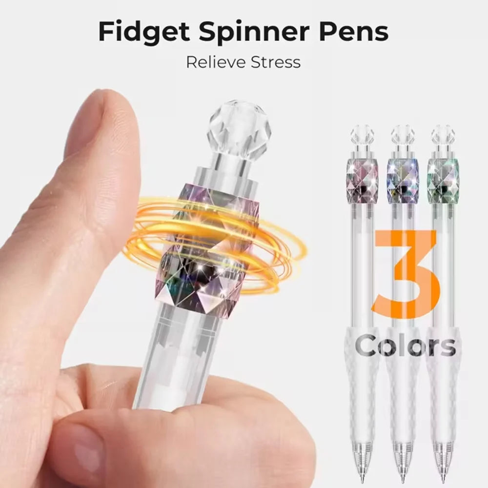 Eine Hand hält einen klaren Fidget-Spinner-Stift mit orangefarbenem Ring, der das Premium Fidget Spinner Gelstift-Set demonst