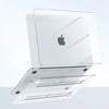 Silbriger Schutzhülle mit geschlossenem MacBook-Laptop darauf.