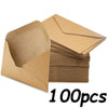 Eine Stapel brauner Kraftpapier-Briefumschläge, verpackt für den Großhandel.