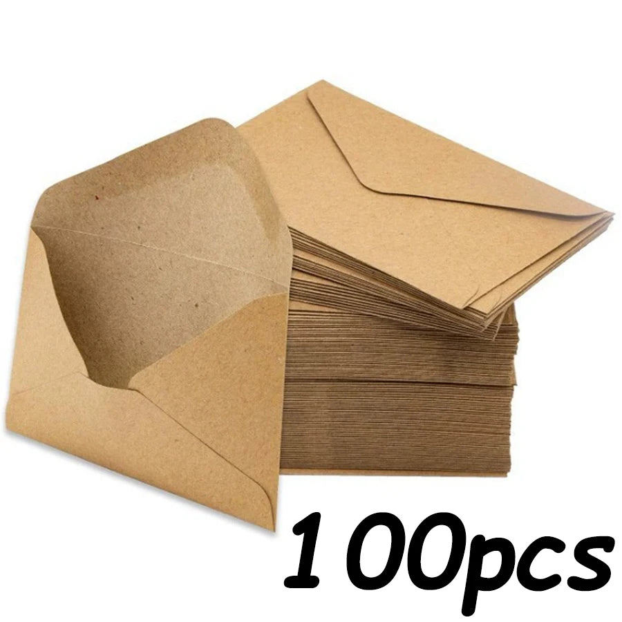 Eine Stapel brauner Kraftpapier-Briefumschläge, verpackt für den Großhandel.