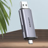 Lector de tarjeta USB-C plateado con ranura SD/TF y capacidad de 2TB, mostrado sobre una superficie de madera.