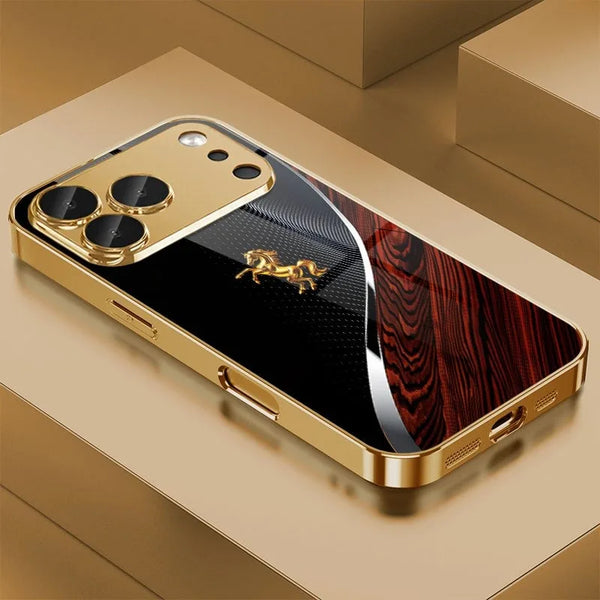 Funda metálica dorada para iPhone con diseño de caballo dorado sobre fondo oscuro.
