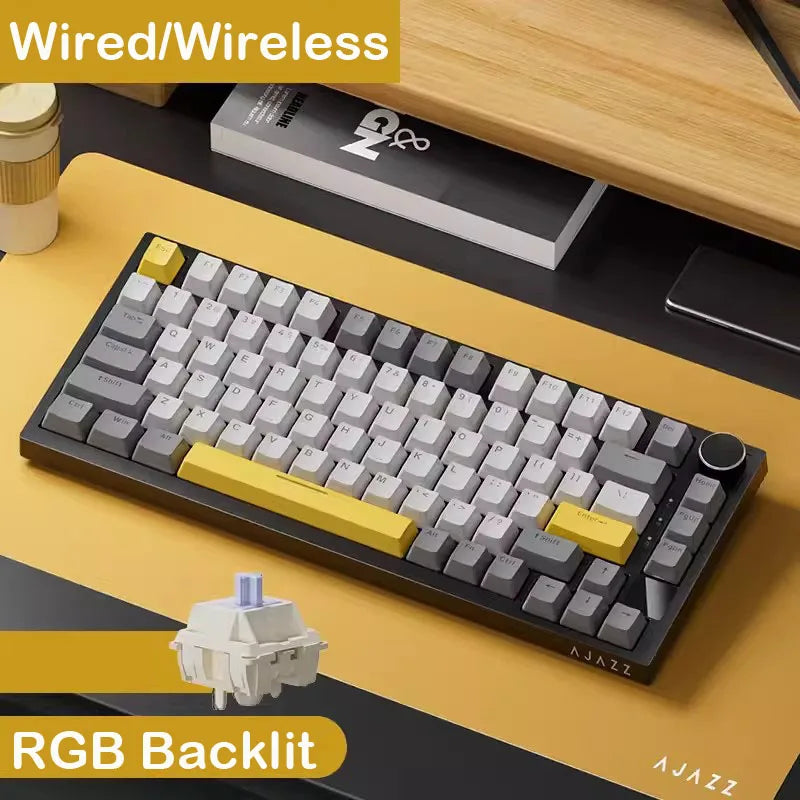 Schwarze mechanische Tastatur mit gelben Akzenten auf Holzoberfläche, die Kabel-/Funkfunktionen und RG hervorhebt