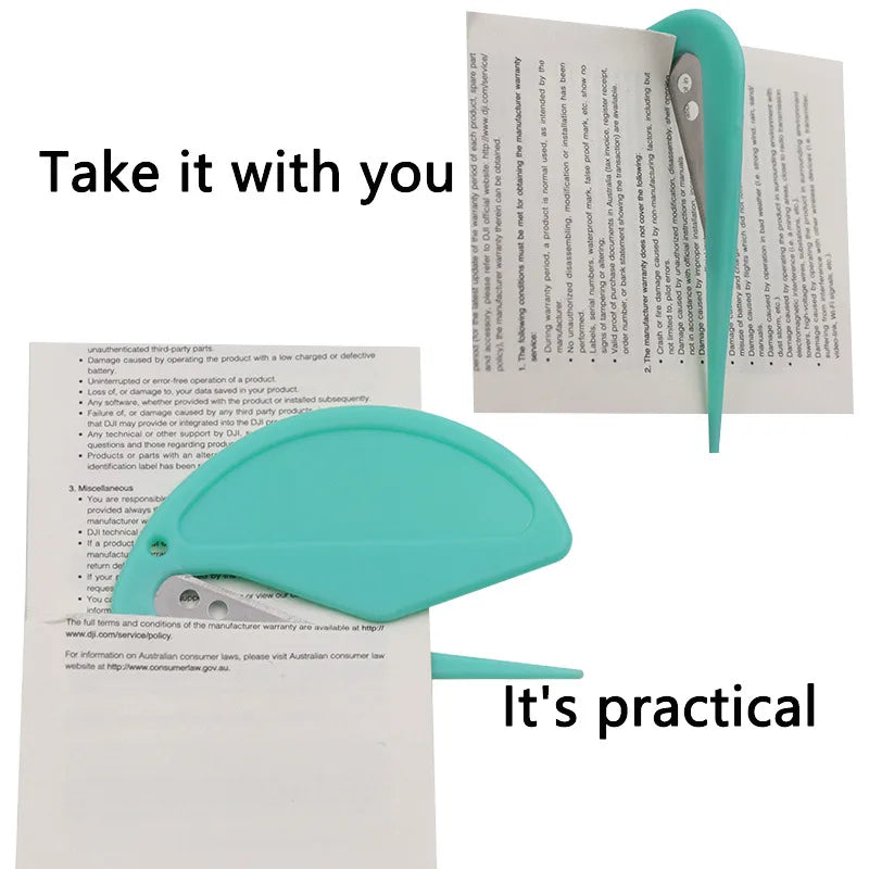 Una herramienta de abre cartas color verde azulado junto a un documento con términos y condiciones de garantía.