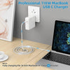 شاحن ماك بوك 118 واط أبيض من نوع USB-C موصول بمأخذ كهربائي، مع حاسوب محمول قريب.
