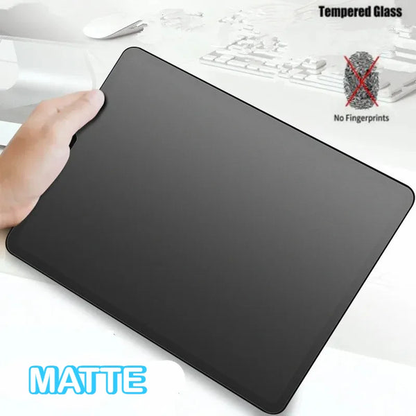 Un protecteur d'écran en verre trempé noir mat est posé sur une surface blanche.