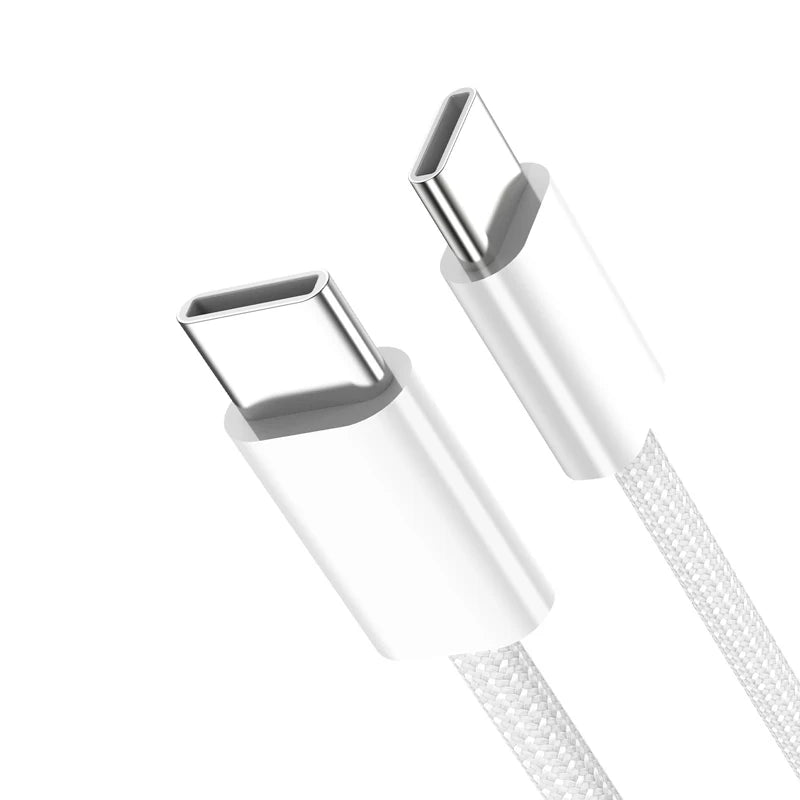 Nahaufnahme eines weißen geflochtenen USB-C zu USB-C Ladekabels mit Metallconnectoren.