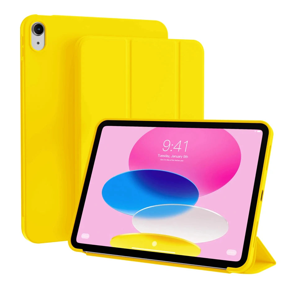 Una funda magnética y plegable amarilla para iPad, junto a la tableta.