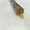 Ein Tube Hochleistungs-Wärmeleitpaste mit gelbem Tip auf einer weißen Oberfläche.