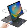 Eine Hand zeigt auf einen beleuchteten Tastatur-Gehäuse mit Trackpad für ein iPad, das die Zeit 11:00 anzeigt.