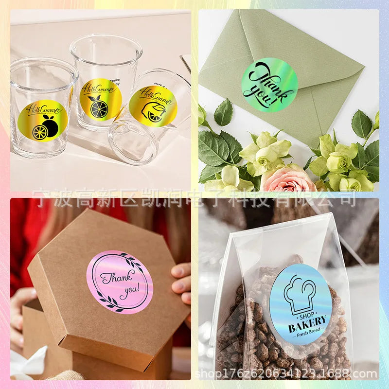 Etiquetas de papel térmico autoadhesivas empaquetadas en varios colores y tamaños, mostradas sobre un fondo blanco.