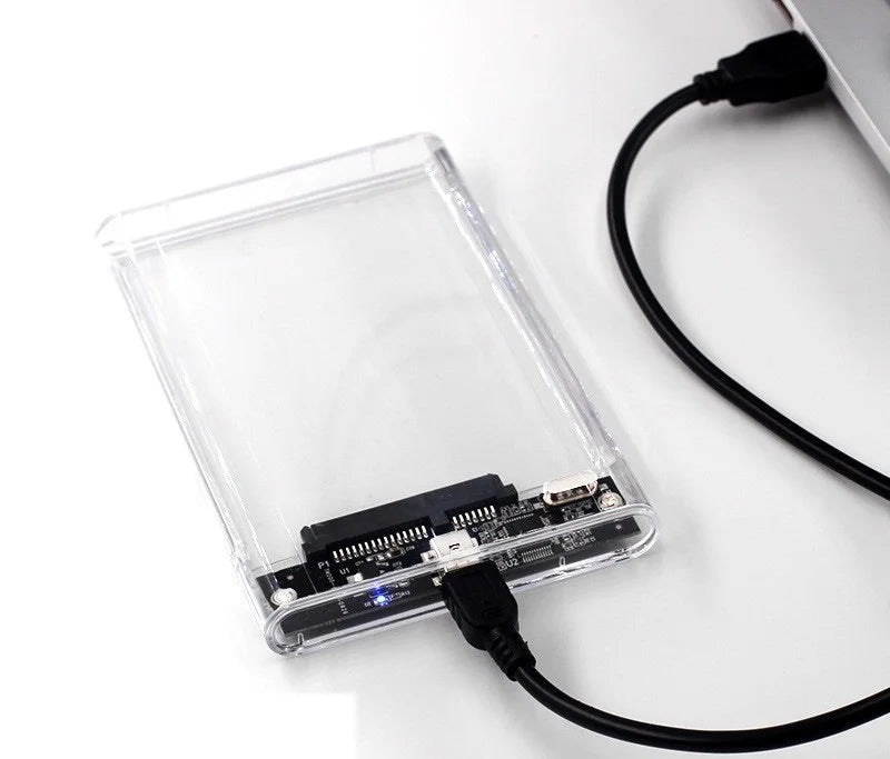 Klares Kunststoffgehäuse für eine 2,5-Zoll SATA SSD oder HDD mit schwarzem Kabel.