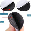 Gros plan sur des bandes de fermeture à velcro noir et boucle tenue par une main.