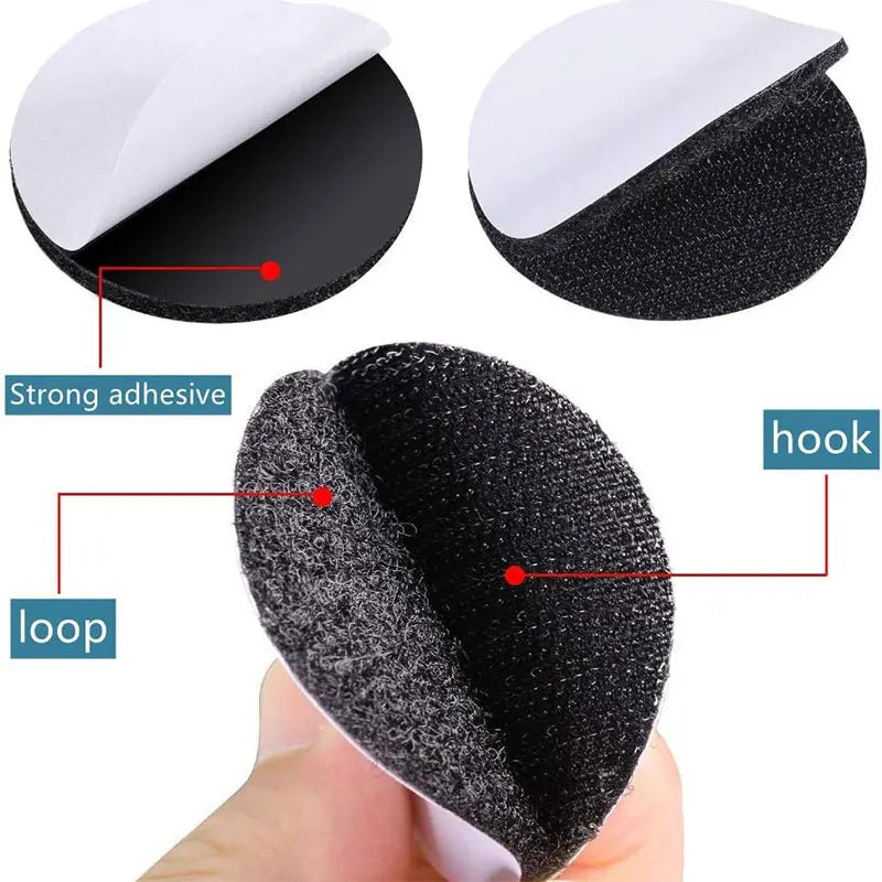 Gros plan sur des bandes de fermeture à velcro noir et boucle tenue par une main.