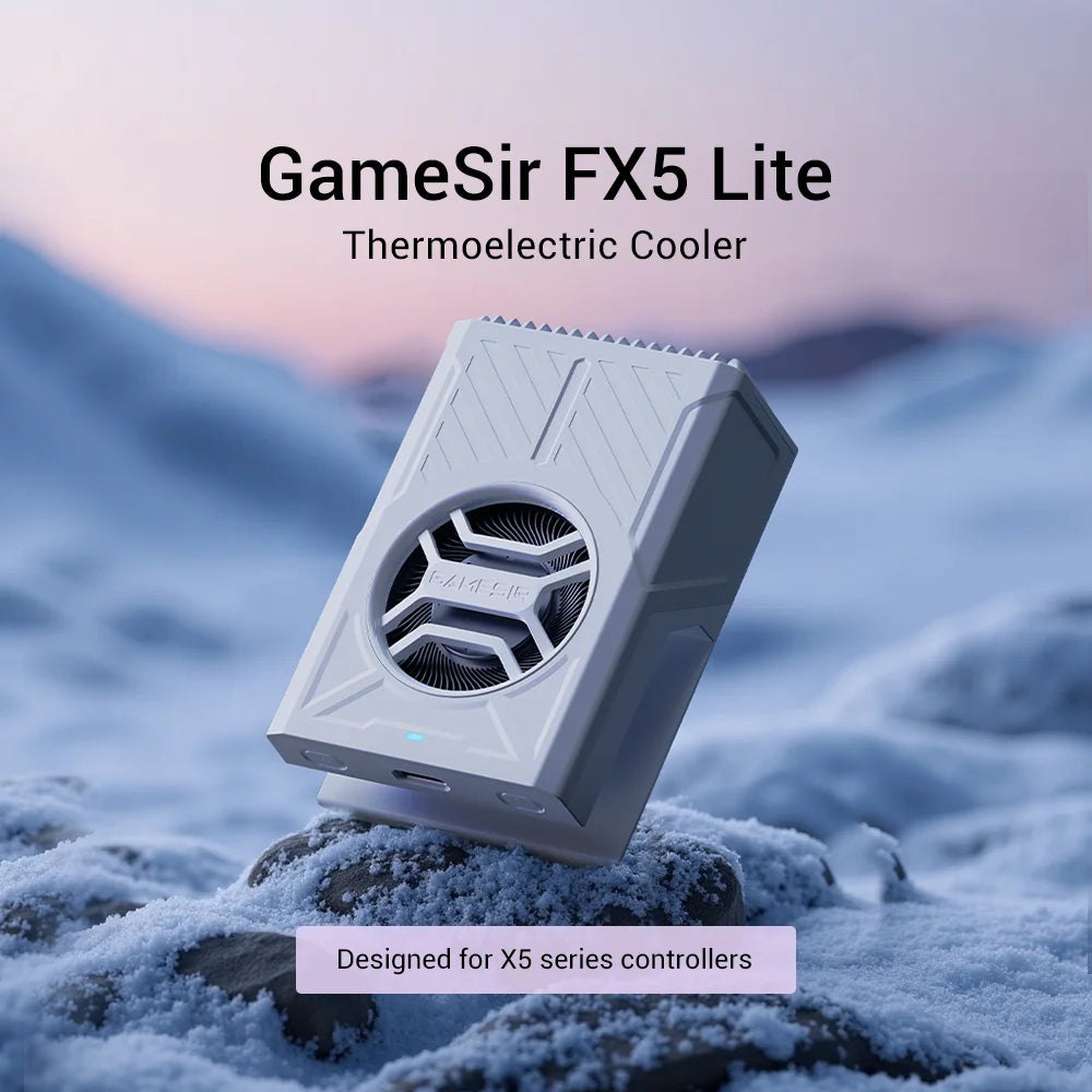 Ein weißer GameSir FX5 Lite Peltier-Kühler liegt auf einem verschneiten Felsen im Freien.