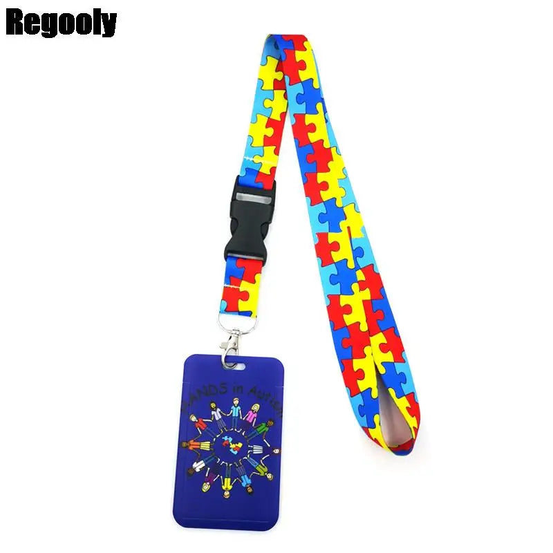 Buntiges Puzzle-Teil-Muster-Lanyard mit schwarzem Clip und blauem Schlüsselring.