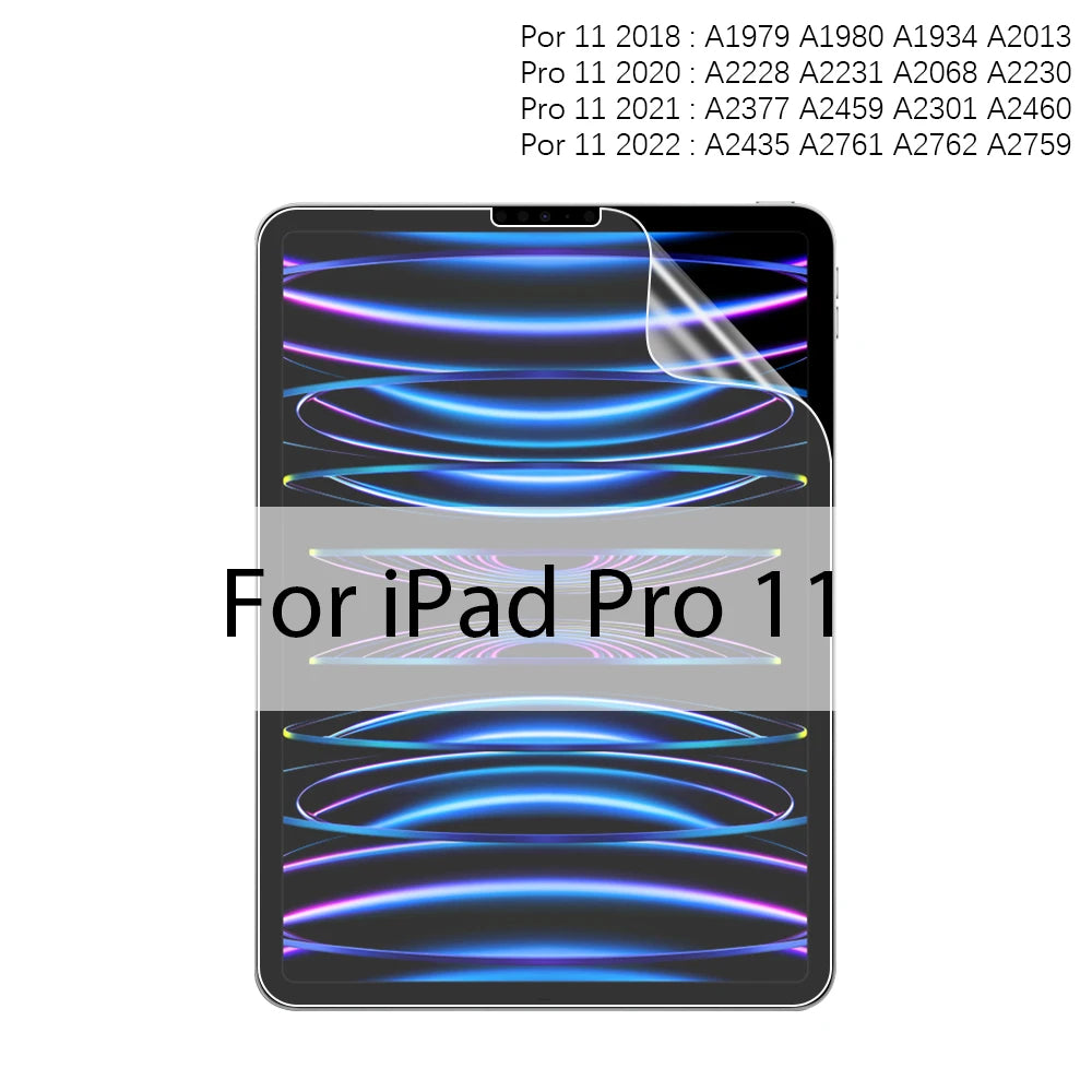 Vista cercana de un iPad Pro 11 con un protector de pantalla azul aplicado.