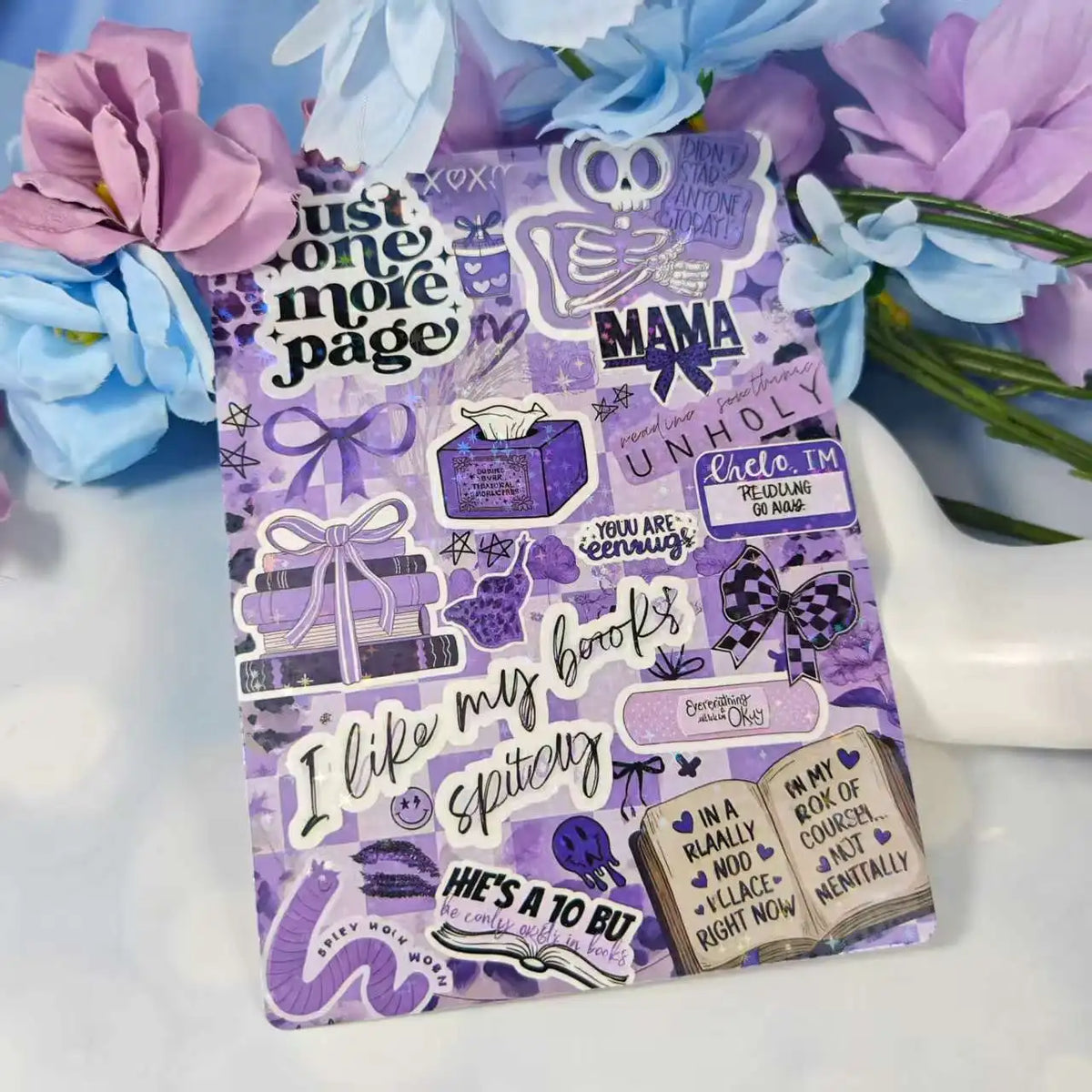Lila dekorative Insertkarte mit Text wie Ich liebe meine Bücher und einer Silhouette einer Mama