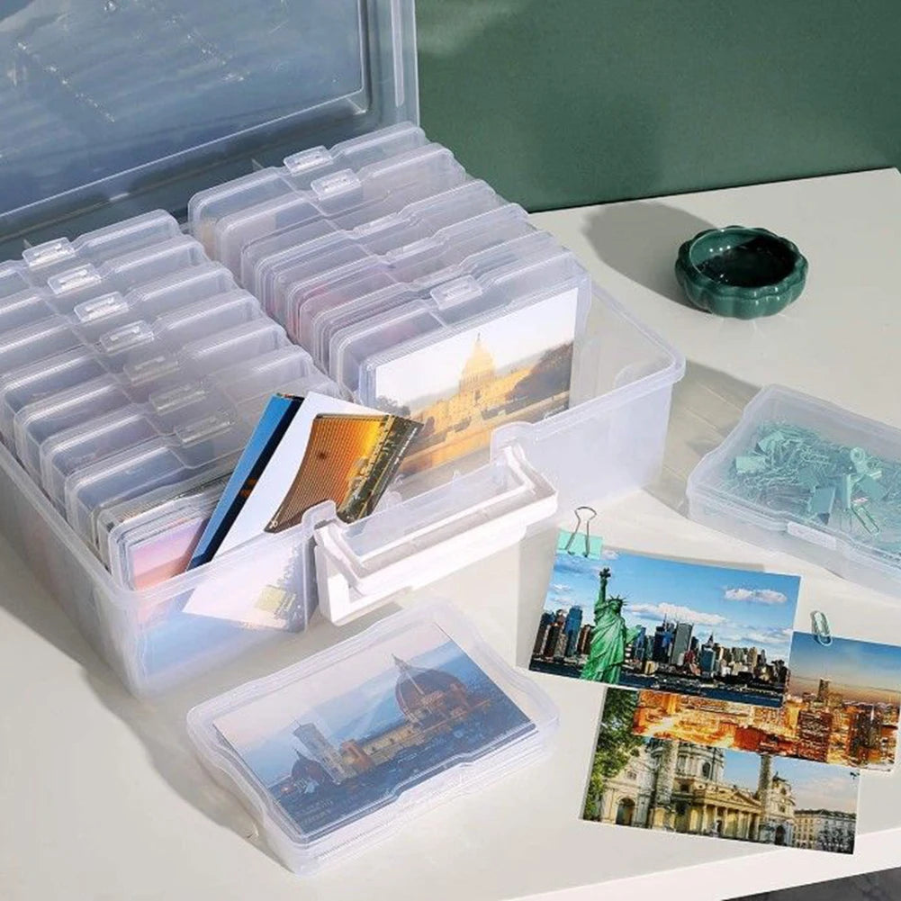 Klare Kunststoff-Fotostaufboxen und -insätze sind in einer weißen Schale angeordnet.