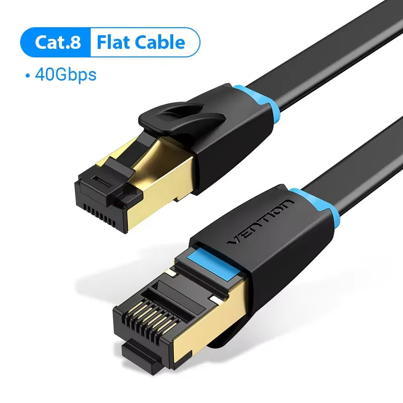 Schwarzes Cat8 Flat Ethernet-Kabel mit goldenen Steckern und blauer Isolierung.