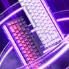 Gros plan d'un clavier mécanique violet et rose illuminé par une lumière néon vive dans un décor futuriste.