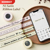 Rouleaux de ruban satiné pour étiquettes artisanales et personnalisation, affichés à côté d'un écran de smartphone