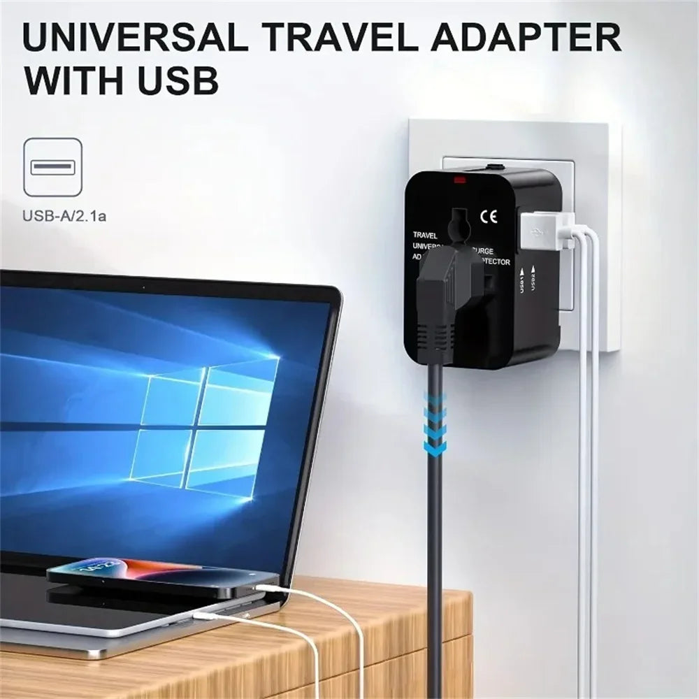 محول سفر أسود متعدد الاستخدامات مع منفذ USB موصول بمأخذ حائط أبيض بجوار حاسوب محمول.