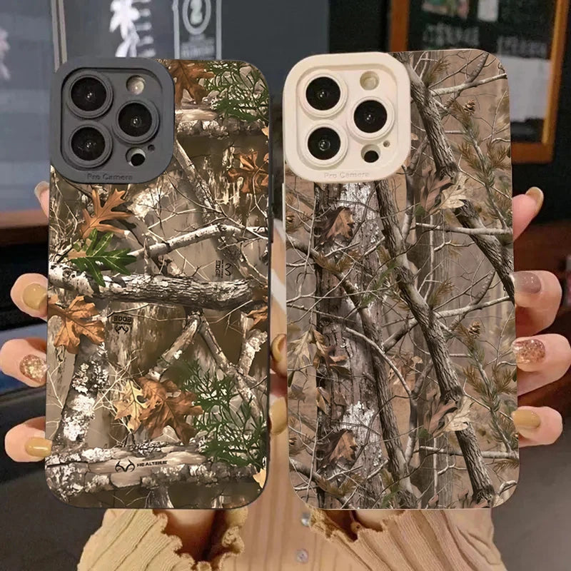 Une paire de coques de téléphone en silicone camouflage de forêt pour iPhone, montrées sur fond sombre.